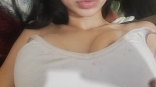 Ditalino ragazza italiana con tette enormi e fichetta pelosa