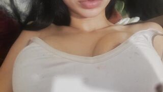 Ditalino ragazza italiana con tette enormi e fichetta pelosa