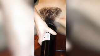 Voglio rompermi questa fica pelosa con la bottiglia MILF ITALIANA