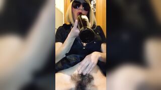 Voglio rompermi questa fica pelosa con la bottiglia MILF ITALIANA