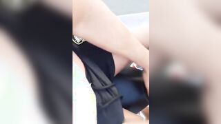 La tipa gli fa una sega in motorino