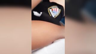 La tipa gli fa una sega in motorino