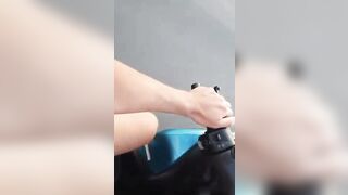 La tipa gli fa una sega in motorino