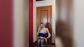 Luiz4 Joi amatoriale si spoglia nuda e si masturba in autoreggenti OF