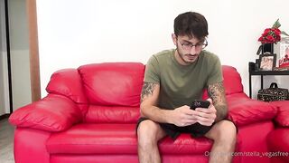 Stella becca il fratello a segarsi e lo aiuta a venire OF New