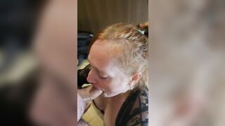 Pompino deepthroat con moglie che ingoia