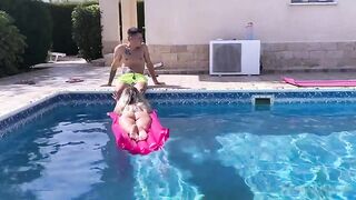 Fidanzata italiana bella scopata in piscina con venuta sulla sua fica OF