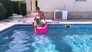 Fidanzata italiana bella scopata in piscina con venuta sulla sua fica OF