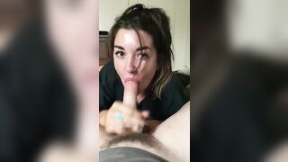 Pompa morosa che riceve lo sperma in bocca