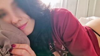 Becca un sito porno con i video della figliastra e la scopa