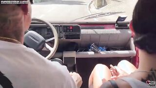 Da una passaggio a una fica e la scopa in auto