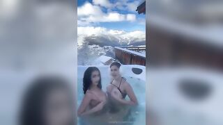 Stella con amica lesbo OF CIAO BABY CI VIENI A SBATTERE IN PISCINA?