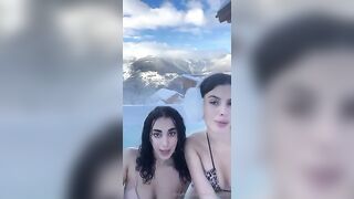 Stella con amica lesbo OF CIAO BABY CI VIENI A SBATTERE IN PISCINA?