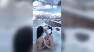 Stella con amica lesbo OF CIAO BABY CI VIENI A SBATTERE IN PISCINA?