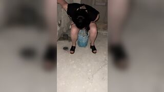 Moglie napoletana piscia nel secchio