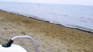 Lecca la fica della moglie sulla spiaggia