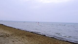 Lecca la fica della moglie sulla spiaggia