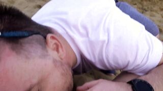 Lecca la fica della moglie sulla spiaggia