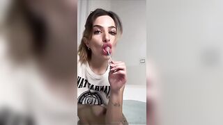 Tatuata italiana eccitata nella vasca da bagno OF