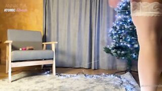 Bionda italiana fica si masturba per Natale sotto l'albero OF