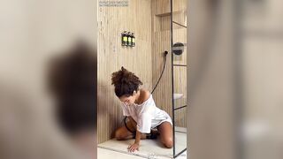 Be4 nella doccia gode scopandosi col vibratore OF