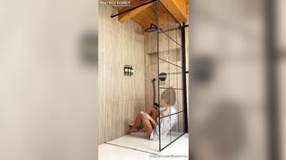 Be4 nella doccia gode scopandosi col vibratore OF