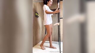 Be4 nella doccia gode scopandosi col vibratore OF