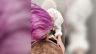 La porto nel bagno del ristorante per farmi un pompino dopo cena