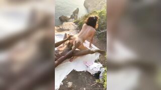 Moglie italiana prova il grosso cazzo nero all'aperto