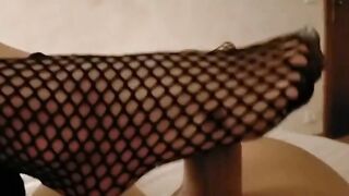 Ti piace? Footjob a mio marito con calzini a rete