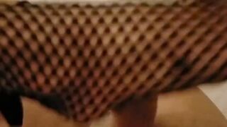 Ti piace? Footjob a mio marito con calzini a rete