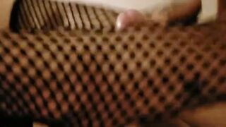 Ti piace? Footjob a mio marito con calzini a rete