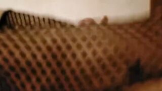 Ti piace? Footjob a mio marito con calzini a rete