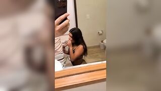 Em1l1 scopata a pecorina in bagno e sborrata in bocca OF