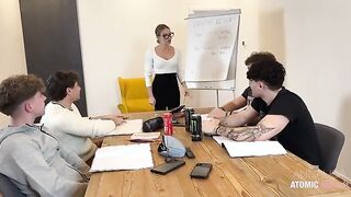 La professoressa mostra il culo in classe agli studenti e li eccita OF