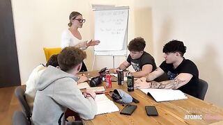 La professoressa mostra il culo in classe agli studenti e li eccita OF