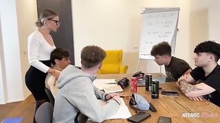 La professoressa mostra il culo in classe agli studenti e li eccita OF