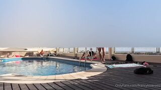 Eccitante avventura in piscina con pompino a sconosciuto OF