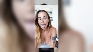 Bondina italiana abbronzata con le tettone si msturba in live of