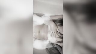 Moglie si rilassa nella vasca