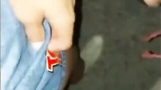 Moglie italiana fa un pompino a due guardoni nel parcheggio