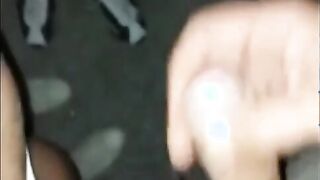 Moglie italiana fa un pompino a due guardoni nel parcheggio