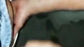 Moglie italiana fa un pompino a due guardoni nel parcheggio