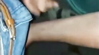 Moglie italiana fa un pompino a due guardoni nel parcheggio