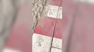 Vado a pisciare nel bagno in spiaggia