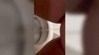 Vado a pisciare nel bagno in spiaggia