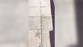 Vado a pisciare nel bagno in spiaggia