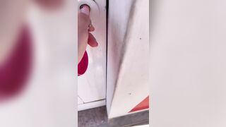 Vado a pisciare nel bagno in spiaggia