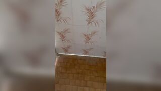 Vado a pisciare nel bagno in spiaggia