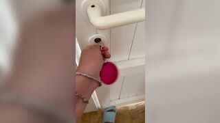 Vado a pisciare nel bagno in spiaggia